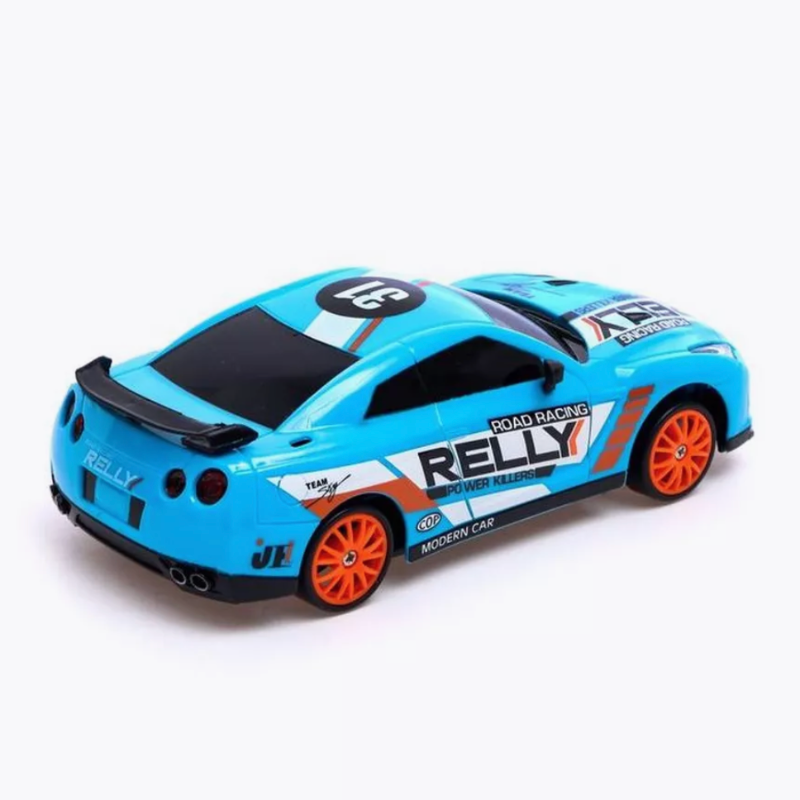 Une Voiture de Course Drift Télécommandée 30 KM/H